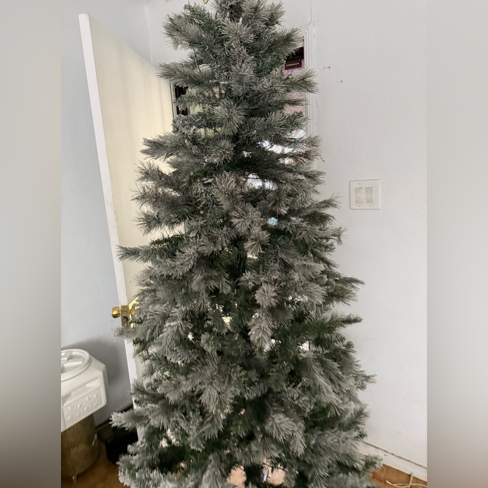 Gold Star Holiday Tree Topper - Picture 3 of 5